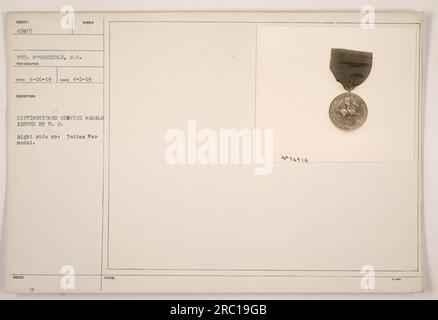 Foto mit einer Ehrenmedaille, die vom US-Militär im Ersten Weltkrieg verliehen wurde. Die Medaille, die rechts von oben gezeigt wird, ist die Medaille des Indischen Krieges. Die Inschrift auf der Medaille lautet "SUBJEKT 46916 SGT. MCGARRIGLE, S.C. Das Foto wurde am 5. April 1919 aufgenommen, und das Bild wurde vom Fotografen RC am 16. April 1919 aufgenommen. Auf dem Foto sind zwei ausgezeichnete Servicemedaillen zu sehen. Stockfoto