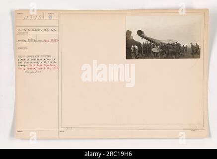 Auf diesem Foto sehen Sie Männer der 94. Aero-Staffel in Toul, Frankreich, die ein Flugzeug nach dem Sturz mit wenig Schaden wieder in Position bringen. Das Foto wurde am 18. April 1918 von LT. E. H. Cooper vom Signalkorps aufgenommen. Stockfoto