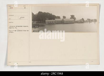 Bild der Quartiere in der Aviation Experiment Station in Hampton, Virginia. Das Foto wurde am 1. September 1917 aufgenommen. Die Aussicht ist von der Brücke. Das Foto trägt die Bezeichnung SUMBE 3378 und der Name des Fotografen ist RECO. Das Foto ist speziell als „ausgegebenes“ Bild gekennzeichnet, und die Schreibweisen „Beschreibung“ und „Beschreibung“ sind unklar. Stockfoto