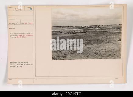 Standort, an dem Baracken im Camp le Courneau, Frankreich, im April 1918 gebaut werden. Das Foto wurde am 1918. April aufgenommen und am 31. Mai 1918 von der Historical Branch, W.P.D, zensiert und veröffentlicht. Es ist Bild Nummer 10208 von den Fotos der amerikanischen Militäraktivitäten während des Ersten Weltkriegs. Stockfoto