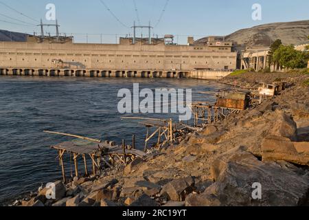 Einheimische Fischerplattformen, Amerikanische Ureinwohner, John Day Lock & Dam, Oregon. Stockfoto