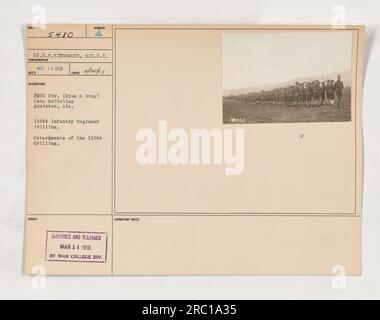 Soldaten des 116. Infanterie-Regiments, einer Einheit der 29. Division, werden beim Bohren im Camp McClellan in Anniston, Alabama, gesehen. Auf dem Foto, aufgenommen am 13. März 1918, ist Lieutenant H.P. Kingsmore vom Signal Reserve Corps. Das Bild trägt die Nummer 2/144418 und wurde von einem Fotografen mit der Bezeichnung RECO 5410 aufgenommen. Es wurde zensiert und am 14. März 1913 vom Labor der war College Division veröffentlicht. Stockfoto