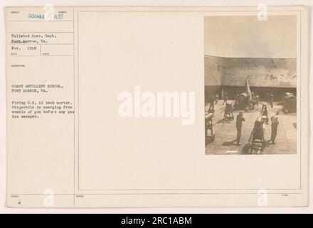 Coast Artillery School in Fort Monroe, Virginia, November 1918. Ein US-12-Zoll-Mörser wird abgefeuert und das Geschoss wird aus dem Mündungsfeuer der Waffe herauskommen gesehen, bevor irgendein Gas entwichen ist. Foto wurde als Teil der aufgeforderten Spezifikation aufgenommen. Abt. Monroe, VA. Dokumentation vom November 1918 mit AU-Nummer 55944 und 188UED Beschreibung. Stockfoto