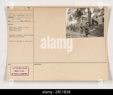 Ein Bild der Soldaten der Außenposten-Kompanie, 104. Signalbataillon, die nach Camp McClellan, Anniston, Alabama, abreisen, um die Leitung zu verlegen. Das Foto wurde am 20. Februar 1918 von LT. H.P. aufgenommen Kingsmore vom Signal Reserve Corps. In der Serie als Foto Nummer A gekennzeichnet. Die 29.-Division, die Blau und Grau genannt wird, ist im Hintergrund sichtbar. Das Foto wurde am 14. März 1918 vom Labor der war College Division verarbeitet und veröffentlicht. Stockfoto