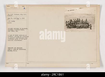 Studenten-Offiziere in Ausbildung am Rockwell Aviation Field in San Diego, Kalifornien. Sie verlassen den Schlafsaal, um Anweisungen von verschiedenen Luftfahrtabteilungen zu erhalten. Dieses Foto wurde am 28. Mai 1918 aufgenommen und am 3. Juni 1918 von der Historischen Abteilung W.P.D. zensiert und veröffentlicht Stockfoto