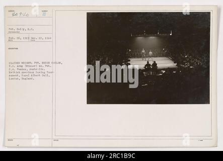 Dieses Bild ist von einem britischen amerikanischen Boxturnier. Im Spiel war Gefreiter Eddie Coulon aus den USA Army (Gewinner) gegen Pvt. C.A. Peakes aus Australien. Das Turnier fand in der Royal Albert Hall in London statt. Das Foto wurde am 12. Dezember 1918 aufgenommen. Stockfoto