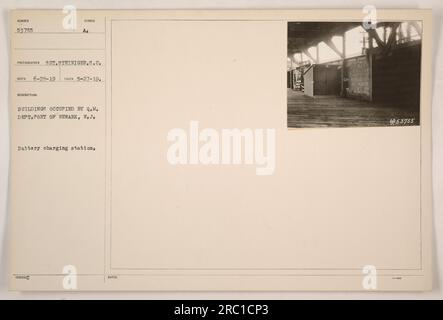 Gebäude im Hafen von Newark, New Jersey, belegt vom Quartermaster (Q.M.) Department. Das Foto wurde am 27. Mai 1919 aufgenommen und zeigt eine Batterieladestation. Der Fotograf ist SCT. Steiniger und die Fotobeschreibung stammen vom 28. Juni 1919. Es ist Teil einer Sammlung von Elia Van vom März 2004, die die Identifikationsnummer SUMBER 953755 erhielt. Stockfoto