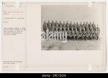 Generalmajor Joseph E. Kuhn und Stabsoffiziere der 79. Division vor dem Hauptquartier der Abteilung in Prauthoy, Frankreich. Das Foto von Sergeant Morris Fineburg wurde am 3. September 1918 aufgenommen und am 14. Oktober 1918 erhalten. Die Bildunterschrift wurde von der A.E.P. veröffentlicht Zensor, aber das genaue Veröffentlichungsdatum wird nicht angegeben. Stockfoto