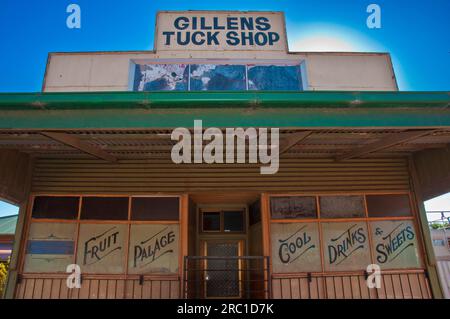 Die historische Vintage-Fassade des Gillens Tuck Shop in Whyalla, Südaustralien Stockfoto