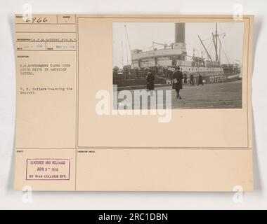 Die US-Regierung übernimmt 1918 die Kontrolle über niederländische Schiffe in amerikanischen Gewässern. Das Foto zeigt US-Matrosen, die an Bord des Schiffes Besoek1 gehen. Das Bild wurde am 28. März 1918 aufgenommen und am 3. April 1918 vom Labor der war College Division veröffentlicht. Die Zensur erlaubte es, während des Krieges die Geheimhaltung zu wahren. Die Schiffe waren möglicherweise im Hafen von Rotterdam. Stockfoto