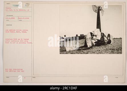 Das Flugzeug 5164 landet im Rich Field, Texas, nachdem es mit dem Schiff 5146 in der Luft auf dem Präzisionsfeld der Flugschule des Flugdienstes kollidierte. Dieses Foto wurde am 4. Oktober 1918 von Oberstleutnant G. H. Shields, Jr. aufgenommen und erhielt die Beschreibungsnummer 54050. Das Foto wurde nur für den offiziellen Gebrauch aufgenommen und darf nicht veröffentlicht werden. Stockfoto