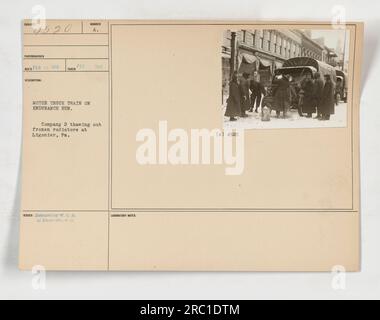 "LKW-Zug mit Kompanie 2, der gefrorene Heizkörper in Ligonier, Pennsylvania, während eines Ausdauerlaufs im Ersten Weltkrieg auftaute. Foto vom Fotografen MED am 18. Februar 1918. Dieses Bild hatte die Ausgabenummer A und wurde von W. C. D. an Photo Div., 8, herausgegeben. C. 1918. Laborhinweise weisen auf (x) 4520 hin." Stockfoto