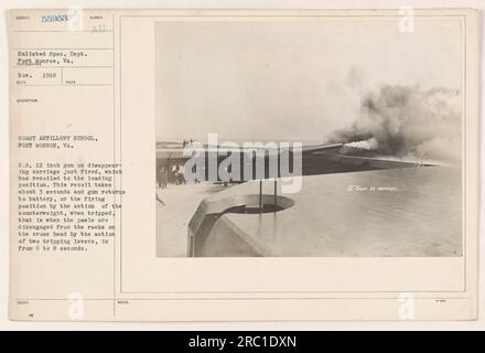 12-Zoll-Waffe auf verschwundene Kutsche, die in der Coast Artillery School in Fort Monroe, VA, abgefeuert wird. Die Pistole rollt dank des Gegengewichts ca. 3 Sekunden zurück, bevor sie in die Ladeposition zurückkehrt. Dieser Vorgang wird durch zwei Auslösehebel ausgelöst, mit denen die Sperrklinken aus den Racks am Kreuzkopf gelöst werden, und dauert etwa 6 bis 8 Sekunden. Stockfoto