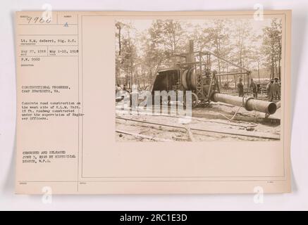Das Foto zeigt den konstruktiven Fortschritt im Camp Humphreys, Virginia während des Ersten Weltkriegs. Es zeigt den Bau einer Betonstraße auf der Westseite der KLM-Einheit. Die Straße mit einer Länge von 18 Metern In der Breite wurde von Technikern überwacht. Das Foto stammt von LT. E. M. deBerri vom Signalkorps und stammt vom 27. Mai 1918. Es wurde zensiert und am 3. Juni 1918 von der Historischen Abteilung W.P.D. veröffentlicht Stockfoto