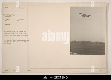 Handley Page Bombenbomber auf einer Kriegsausstellung im Van Cortland Park, New York City, um den Verkauf von Anleihen während des Ersten Weltkriegs zu unterstützen. Man kann sehen, wie die Maschine nach unten in Richtung der Menge im Park schwingt. Foto von LT. Lyon am 12. Mai 1919. Stockfoto