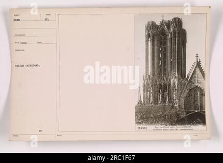 Nach der Bombardierung: Der südliche Turm der Kathedrale von Reims, der sich im Nordosten Frankreichs befindet, kann auf diesem Foto, das 1919 aufgenommen wurde, beschädigt gesehen werden. Die Kathedrale war eines der vielen Opfer im Ersten Weltkrieg Das Bild zeigt die Zerstörung, die durch militärische Aktivitäten in der Gegend verursacht wurde. Stockfoto