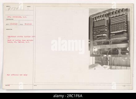 CPL. Steiniger, ein Fotograf, nahm dieses Bild am 13. Februar 1919 auf und enthüllte eine Kellog-Schalttafel in Ft. Totten, New York. Die Schalttafel war Teil des Telefonsystems, das vom östlichen Ministerium des amerikanischen Militärs während des Ersten Weltkriegs verwendet wurde. Dieses Foto ist ausschließlich für den offiziellen Gebrauch bestimmt. (111-SC-41744) Stockfoto