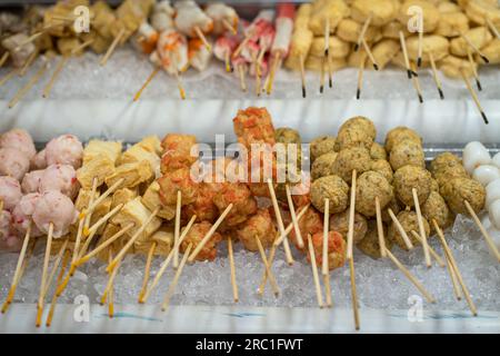 Asiatisches Street Food, Lok Lok, Fleisch und Meeresfrüchte auf Spießen. Stockfoto