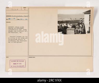 Deutsche Alien-Feinde in einem Konzentrationslager der Regierung auf Angel Island in San Francisco Bay. Das Foto, das am 5. März 1918 aufgenommen wurde, zeigt die Internees, die frische Luft und den malerischen Hintergrund genießen. Das Bild wurde zensiert und am 19. März 1918 vom war College Division Laboratory veröffentlicht. Stockfoto