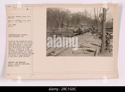 Baufortschritt in Camp Humphreys, VA. Das Bild zeigt Yards von 6cm Industrial Railroad in der Nähe des Docks bei Belvoir. Flachwagen mit je 11 Tonnen werden von Baldwin-Benzinlokomotiven gezogen. Sie werden mit einer Hebemaschine und einem Seil eine 20%ige Steigung hochgezogen, bevor sie durch die Wälder zum Camp Humphreys fahren. Das Foto wurde zwischen dem 1. Und 10. Mai 1918 aufgenommen und am 3. Juni 1918 von der Historischen Filiale zensiert und veröffentlicht. Der Fotograf war Lieutenant E. M. deBerri, Sig. R.C. (SUBJEKT 9895, NUMMER P.N. 9695, RECO GENOMMEN, BESCHREIBUNG: Konstruktiver Fortschritt, Camp Humphreys, VA). Stockfoto