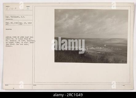 Luftaufnahme des Lagerkrankenhauses Nr. 42 in Bar sur Aube, Frankreich, am 19. Dezember 1918. Das Foto wurde vom Mt. St. Germain, zeigt links das Krankenhaus, rechts die Stadt und im Hintergrund einen vorbeifahrenden Zug. Das Bild wurde von Sergeant Vallanova am 26. Februar 1919 aufgenommen. Stockfoto