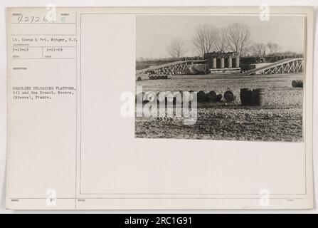 Lieutenant Downs und Gefechtsflügler von S.C. sind während des Ersten Weltkriegs auf der Tankladefläche in Nevers, Frankreich, zu sehen. Das Foto wurde am 12. März 1919 aufgenommen. Die Soldaten sind in die Gasabteilung verwickelt und man kann sehen, wie sie den Transport von Benzin handhaben. Stockfoto