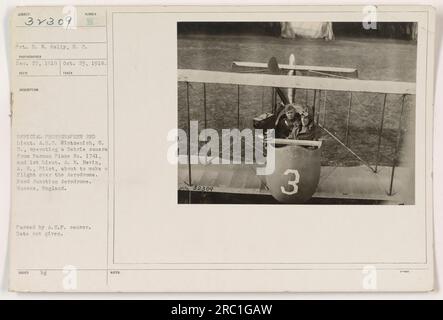 2. Lieut. A.H.C. Sintzenich, S.C., bedient eine Debrie-Kamera von Farman Flugzeug Nr. 1741 und 1. Lieut. A. W.. Bavin, A.S., Pilot, bereite dich auf einen Fotografieflug über dem Qerodrome vor, am Ford Junction Aerodrome in Sussex, England. Aufgenommen am 23. Oktober 1918. Stockfoto