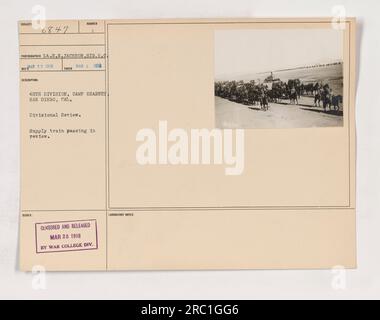 Ein Foto von LT. E.N. Jackson vom Signal Corps, zeigt im März 1918 eine Abteilungsbewertung in Camp Kearney, San Diego. Das Bild zeigt einen Vorratszug, der bei der Betrachtung vorbeifährt. Dieses Foto wurde zensiert und am 28. März 1918 vom war College Division Laboratory veröffentlicht. Stockfoto