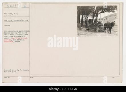 Soldaten aus der 26. Division in Sommedieue, Frankreich, können gesehen werden, wie sie die konsolidierten Wasserwerke betreiben, eine Methode, die von den alliierten Armeen verwendet wurde, um die Frontsoldaten während des Ersten Weltkriegs mit Wasser zu versorgen. Dieses Foto wurde um 11 UHR morgens aufgenommen, ohne Angabe der genauen Auslösezeit. Hinweise geben die Identifikationsnummer des Bildes als 20-22880 an. Stockfoto