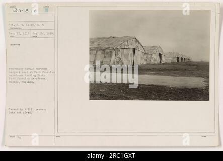 Luftaufnahme von temporären, mit Leinwand bedeckten Hangars, die am Ford Junction Aerodrome in Sussex, England, verwendet wurden. Das Foto wurde am 24. Oktober 1918 von Pvt. D. W. Kelly, S. C. aufgenommen. Die Aussicht blickt nach Norden und zeigt die verschiedenen Hangars, die vom Militär genutzt wurden. Das Bild wurde vom A.E.P. Zensor gelöscht. Stockfoto