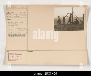 Leutnant H.P. Kingemore vom Signal Reserve Corps ist auf diesem Foto dargestellt, das im März 1918 im Camp McClellan in Anniston, Alabama, aufgenommen wurde. Das Bild zeigt Mitglieder des 104. Feldsignalbataillons, die im Feldeinsatz tätig sind. Man sieht Soldaten des Signalkorps, wie sie sich in Richtung eines entfernten Punktes auf der linken Seite bewegen und Feldtelefone benutzen, um Informationen auf der rechten Seite zu empfangen. Das Foto wurde zensiert und am 9. März 1918 vom war College Division Laboratory veröffentlicht. Diese Angaben sind in den begleitenden Erläuterungen mit der laufenden Nummer 05571 aufgeführt. Stockfoto