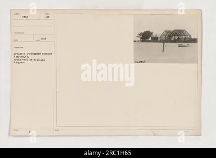 Vorderansicht von Wasserflugzeughallen an der Aviation Experiment Station in Hampton, Virginia, aufgenommen im Jahr 1918. Das Foto mit der Referenznummer 111-SC-3552 zeigt die Gebäude des Wasserflugzeughangars von vorne. Dieses Bild ist Teil der Fotografien der amerikanischen Militäraktivitäten während des Ersten Weltkriegs. Stockfoto