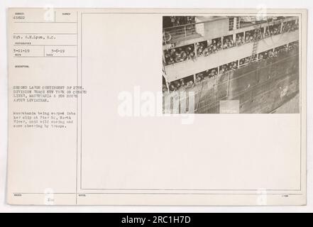 Dieses Foto zeigt die Ankunft des zweiten großen Kontingents der 27. Division auf dem Cunard-Schiff Mauretania in New York am 6. März 1919. Das Schiff legt am Pier 54 am North River an, während die Truppen vor Aufregung winken und jubeln. Stockfoto