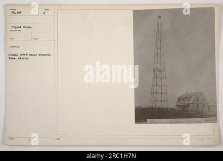 Eine Funkstation des Signalkorps ist in Nome, Alaska, abgebildet. Das Foto hat die Nummer 68.183 und wurde vom Signalkorps aufgenommen. Es ist ein offizielles Bild und zeigt die Funkanlage in Nome während des Ersten Weltkriegs. Die Station spielte eine wichtige Rolle bei der militärischen Kommunikation in der Region. Stockfoto