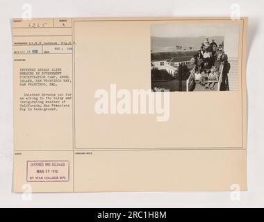 Im Konzentrationslager der Regierung auf Angel Island in der Bucht von San Francisco, Kalifornien, werden internierte deutsche Alien-Feinde im Freien gesehen. Das Foto, aufgenommen von LT. E.N. Jackson vom Signal Reserve Corps am 5. März 1918 zeigt die Internees, die das Wetter genießen, während sie überwacht werden. Stockfoto