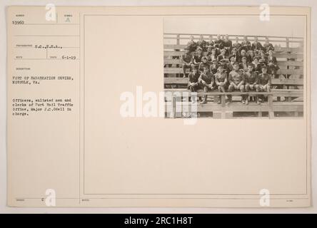 Offiziere, Angestellte und Angestellte des Verkehrsbüros von Port Rail in Newport News, VA, unter der Leitung von Major J.C. Odell. Das Foto wurde am 1. Juni 1919 im Rahmen der "Port of Embaration Series" in Norfolk, VA, aufgenommen. Das Bild zeigt die Gruppe, die in einem formellen Rahmen zusammengekommen ist. Stockfoto