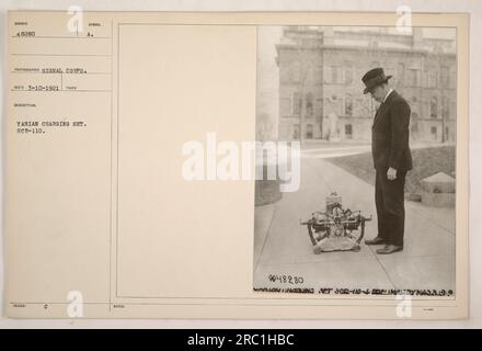 Soldaten, die während des Ersten Weltkriegs ein Yarianisches Ladesystem, SCR-110, benutzten. Das Foto, aufgenommen vom Signalkorps, hat die Nummer 48280. Das Ladeset wurde mit dem A.C-Symbol herausgegeben und war ein vorläufiges Modell, das im Mai 1919 entwickelt wurde. Stockfoto