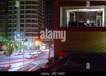 Whitlam Square in der Oxford Street und College Street in Sydney, Australien, bei Nacht von Darlinghurst aus gesehen. Darlinghurst im Osten Sydneys gilt als Australiens dichtester Vorort für Unterkünfte. Stockfoto