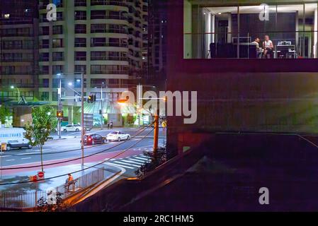 Whitlam Square in der Oxford Street und College Street in Sydney, Australien, bei Nacht von Darlinghurst aus gesehen. Darlinghurst im Osten Sydneys gilt als Australiens dichtester Vorort für Unterkünfte. Stockfoto