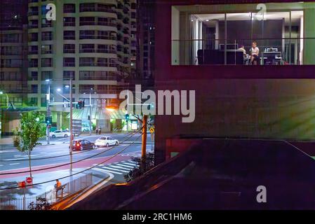 Whitlam Square in der Oxford Street und College Street in Sydney, Australien, bei Nacht von Darlinghurst aus gesehen. Darlinghurst im Osten Sydneys gilt als Australiens dichtester Vorort für Unterkünfte. Stockfoto