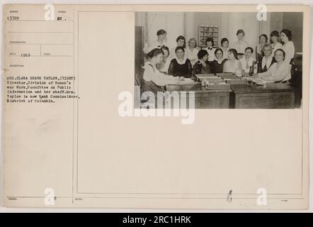 Frau Clara Sears Taylor (rechts), Director, Division of Woman's war Work, Committee on Public Information, wird 1919 zusammen mit ihren Mitarbeitern abgebildet. Mrs. Taylor ist derzeit als Rent Commissioner für den District of Columbia tätig. Bildnotizen deuten auf eine Beteiligung an der 1379. Infanterie hin. Stockfoto