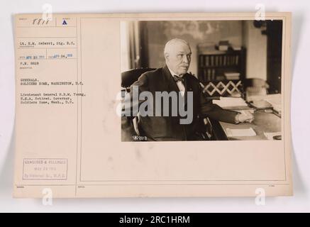 Lieutenant General SBM Young, ein pensionierter Offizier der US-Armee und Gouverneur des Soldiers Home in Washington, DC, wird im Soldiers Home fotografiert. Ebenfalls abgebildet ist Lieutenant E. M. deBerri, ein Mitglied des Signal Reserve Corps. Dieses Bild mit der Bezeichnung 111-SC-8818 wurde am 25. April 1918 aufgenommen und am 25. Mai 1918 zensiert und von der Historical Branch of the war Plans Division veröffentlicht. Stockfoto