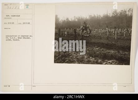 Ein Soldat, der am Tag der Dekoration auf dem Friedhof Nr. 65 in der Nähe von Belleau, Aisne, Frankreich, geehrt wird. Dieses Foto, das Sgt. Carnochan am 1. Dezember 1918 aufgenommen hat, zeigt die Feierlichkeit und Ehrfurcht des Ereignisses. Es ist eines von vielen Fotos, die amerikanische Militäraktivitäten während des Ersten Weltkriegs dokumentieren. Stockfoto