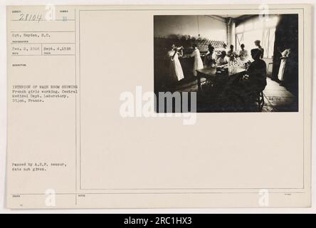 Innenansicht eines Badezimmers an der zentralen Medizinischen Abteilung. Labor in Dijon, Frankreich während des Ersten Weltkriegs. Das Foto, das Sergeant Reyden am 4. September 1918 gemacht hat, zeigt französische Mädchen, die auf der Toilette arbeiten. Dieses Bild wurde vom A.E.P. Zensor genehmigt, mit Hinweisen, dass es am 28. April 18 aufgenommen wurde. Stockfoto