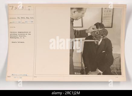 Flugrekruten werden im April 1918 im Episcopal Hospital in Washington, D.C., körperlichen Untersuchungen unterzogen, die sich auf das Muskelgleichgewicht konzentrieren. Dieses Bild mit der Nummer 111-SC-8243 wurde von LT. Reid, einem Offizier des Signalkorps, aufgenommen. Das Foto mit der Bezeichnung „nicht zur Veröffentlichung bestimmt“ ist Teil einer Sammlung, die amerikanische Militäraktivitäten während des Ersten Weltkriegs dokumentiert. Stockfoto