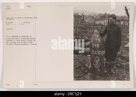 Sgt. Morris Pineberg wird neben einer 15-Zoll-Muschel in Dannevoux, Mause, Frankreich, fotografiert. Die Muschel ist 4 Meter hoch und wiegt 1400 Kilo. Es ist bekannt als „Big Bertha“ und wurde am 16. Januar 1919 aufgenommen. Pvt. Ambrose B. McWaide vom Ordnance Department wird das Bild angerechnet. Stockfoto