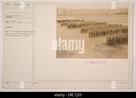 Soldaten des Students Army Training Corps der Northwestern University nehmen an einer Rezension Teil. Dieses Bild wurde am 11. Februar 1919 aufgenommen und ist Teil des National Photo Ser. Es wurde nur zur amtlichen Verwendung freigegeben. Stockfoto