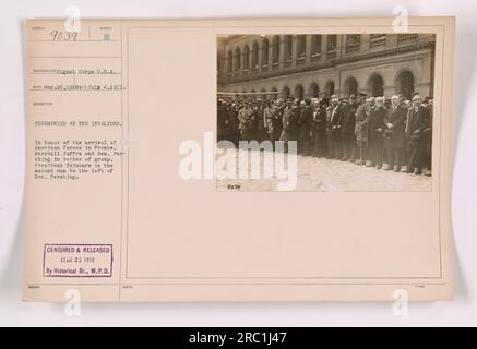 Zeremonien im Invalidendom in Frankreich. Marshall Joffre und General Pershing im Zentrum der Gruppe. Präsident Poincare ist der zweite Mann links von General Pershing. Das Foto wurde am 4. Juli 1917 aufgenommen und zu Ehren der Ankunft amerikanischer Streitkräfte in Frankreich im Ersten Weltkrieg herausgegeben. Stockfoto