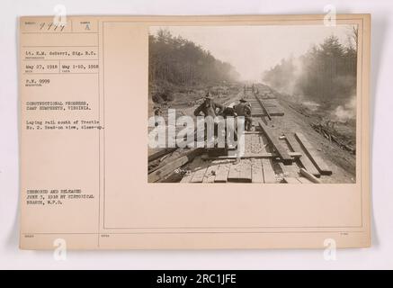 Der konstruktive Fortschritt im Camp Humphreys, Virginia während des 1. Weltkriegs Das Bild zeigt Arbeiter, die Schienen südlich von Trestle Nr. 2 verlegen. Das Foto ist eine Nahaufnahme von Kopf aus. Es wurde von LT. E. M. deBerri vom Signal Reserve Corps aufgenommen, mit der Nummer P.N. 9999 des Fotografen. Das Bild wurde zensiert und am 3. Juni 1918 von der Historischen Abteilung W.P.D. veröffentlicht Stockfoto