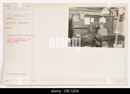 CPL. Steiniger, ein Fotograf der Medizinischen Abteilung, hat dieses Bild am 15. März 1919 aufgenommen. Es zeigt die Telefonzentrale vom Typ #105 im Edgewood Arsenal in Maryland, die während des Ersten Weltkriegs für die offizielle Kommunikation innerhalb des östlichen Departements verwendet wurde. Dieses Foto trägt die offizielle Identifikationsnummer 41730. Stockfoto